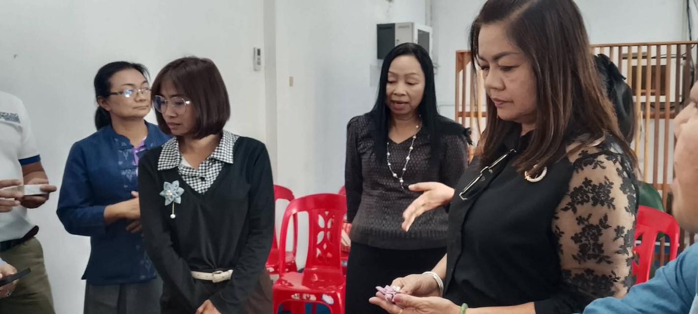 นางสาวศศิณัฏฐา แก้วศิริ พัฒนาการจังหวัดมหาสารคาม พร้อมด้วย นางสาวสุวิมล เจ้าแก่นแก้ว ผู้อำนวยการกลุ่มงานส่งเสริมการพัฒนาชุมชน