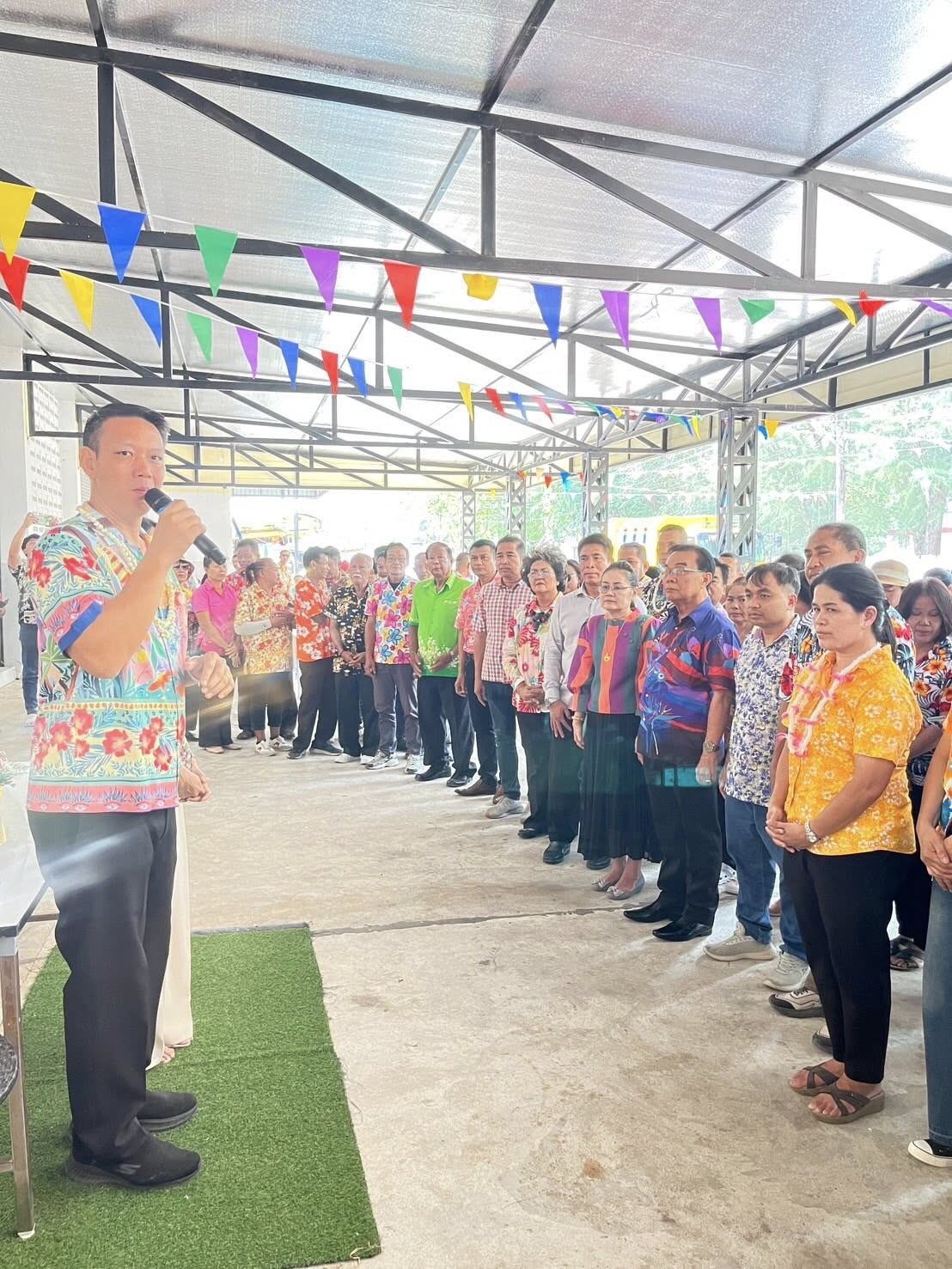 นางปนัดดา แก้วมณี พัฒนาการอำเภอกันทรวิชัย พร้อมด้วยเจ้าหน้าที่พัฒนาชุมชนร่วมสรงน้ำพระ และรดน้ำขอพรนายสมพร ควรคำคง นายอำเภอกันทรวิชัย เนื่องในเทศกาลสงกรานต์