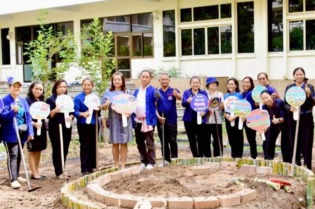  นางปนัดดา แก้วมณี พัฒนาการอำเภอกันทรวิชัย พร้อมด้วยเจ้าหน้าทึ่พัฒนาชุมชน ผู้นำอาสาพัฒนาชุมชนอำเภอกันทรวิชัย ร่วมกิจกรรมเอามื้อสามัคคี "สร้างความมั่นคงทางอาหาร" ที่ศาลากลางจังหวัดมหาสารคาม